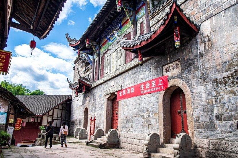 小车侧翻河中四人被困，危急时刻，民警和“白衣侠”一起跳下冰河！